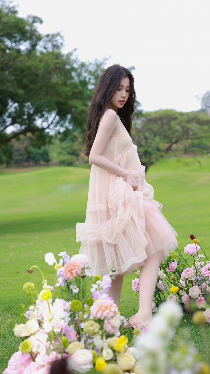 公园绿草地鲜花美女虞书欣4k手机壁纸竖屏