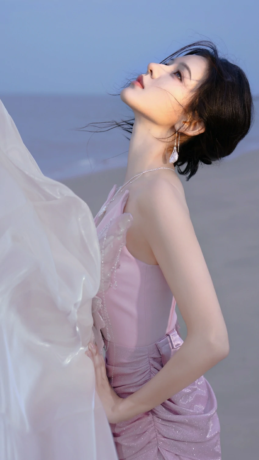 张予曦 粉色裙子 侧身照美女4k手机壁纸图片