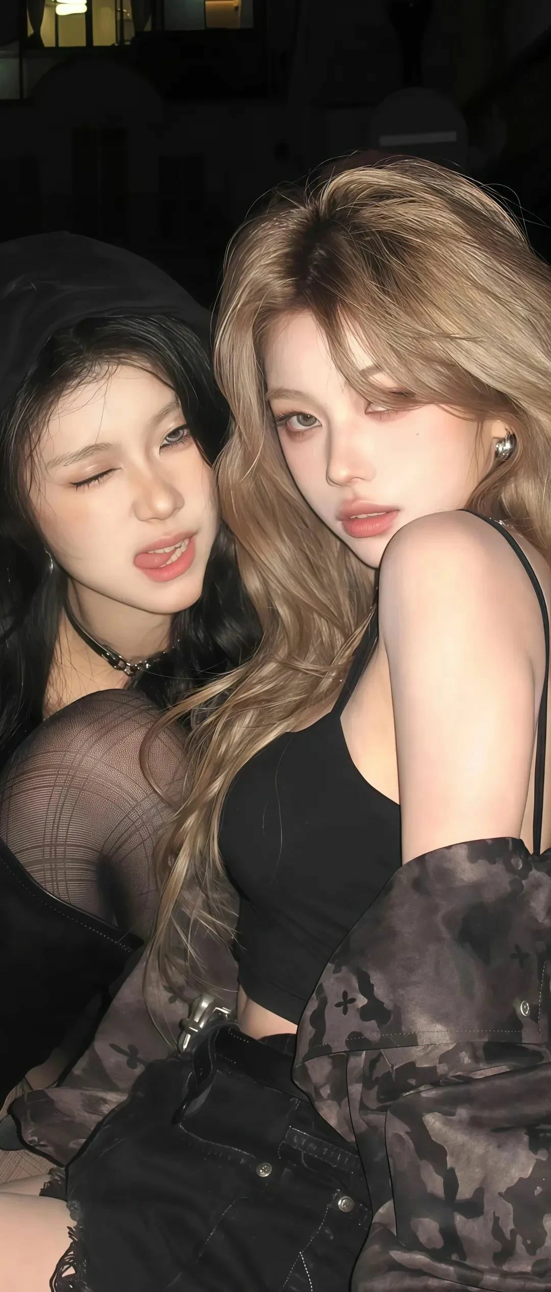 狂野性感美女姊妹花欧美风手机壁纸