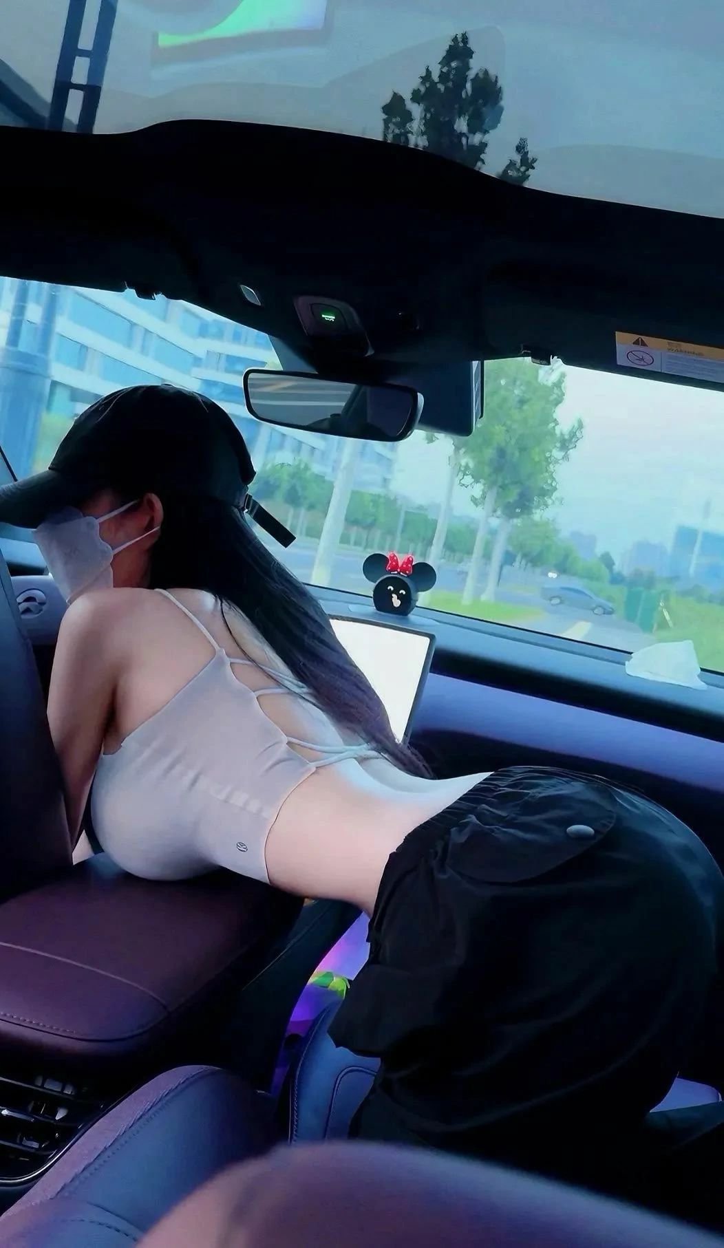 车内口罩美女身材性感手机壁纸