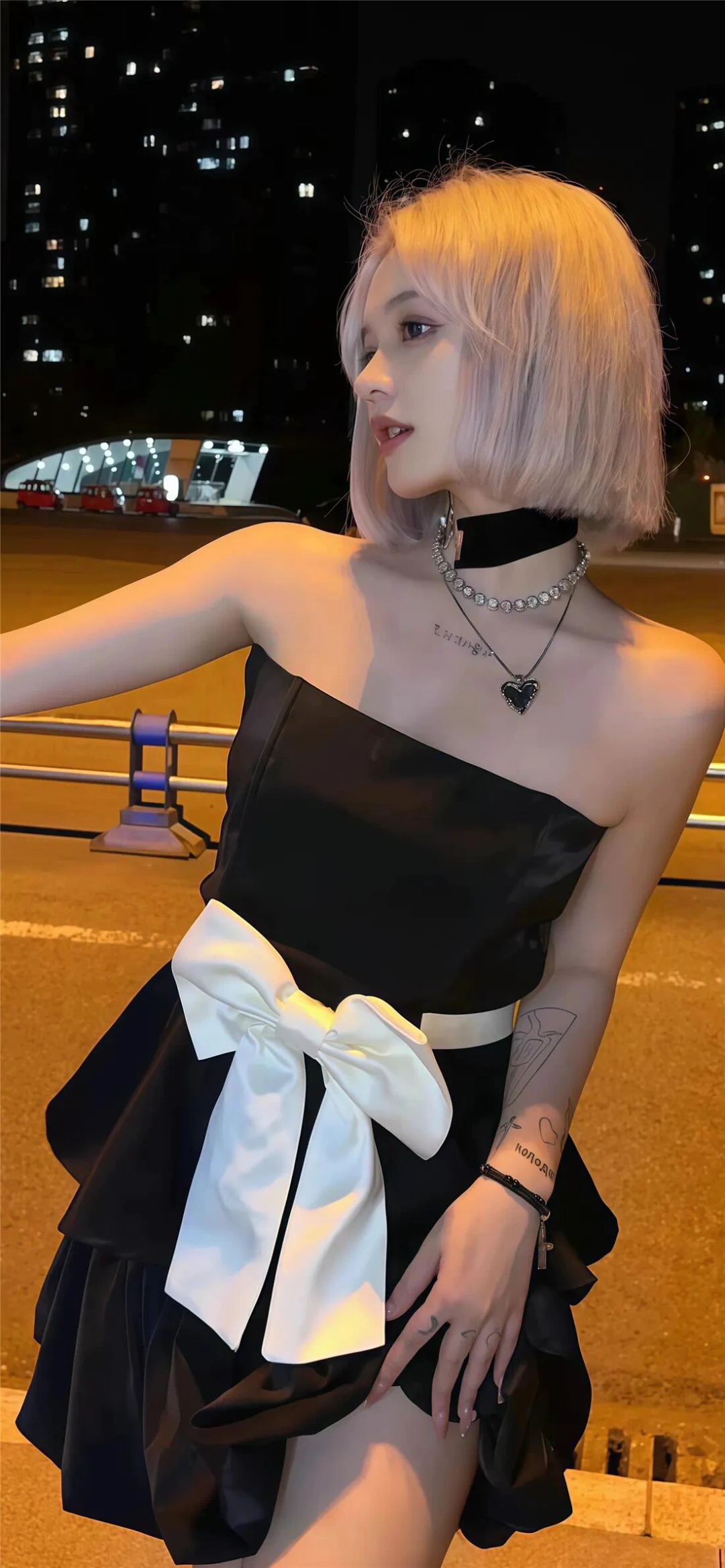 黑色小短裙金色短发美女夜晚手机壁纸