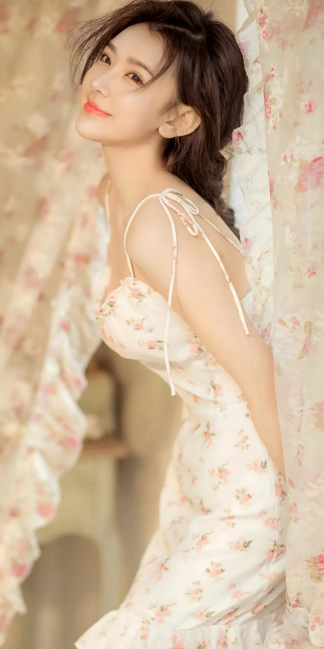 250527微笑甜美美女碎花裙手机壁纸