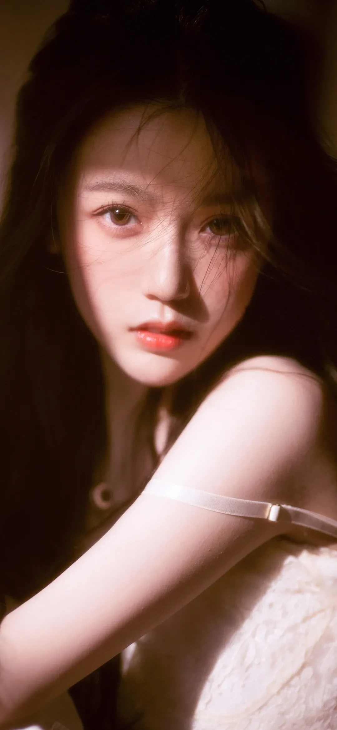 250527朦胧美美女眼神头像手机壁纸