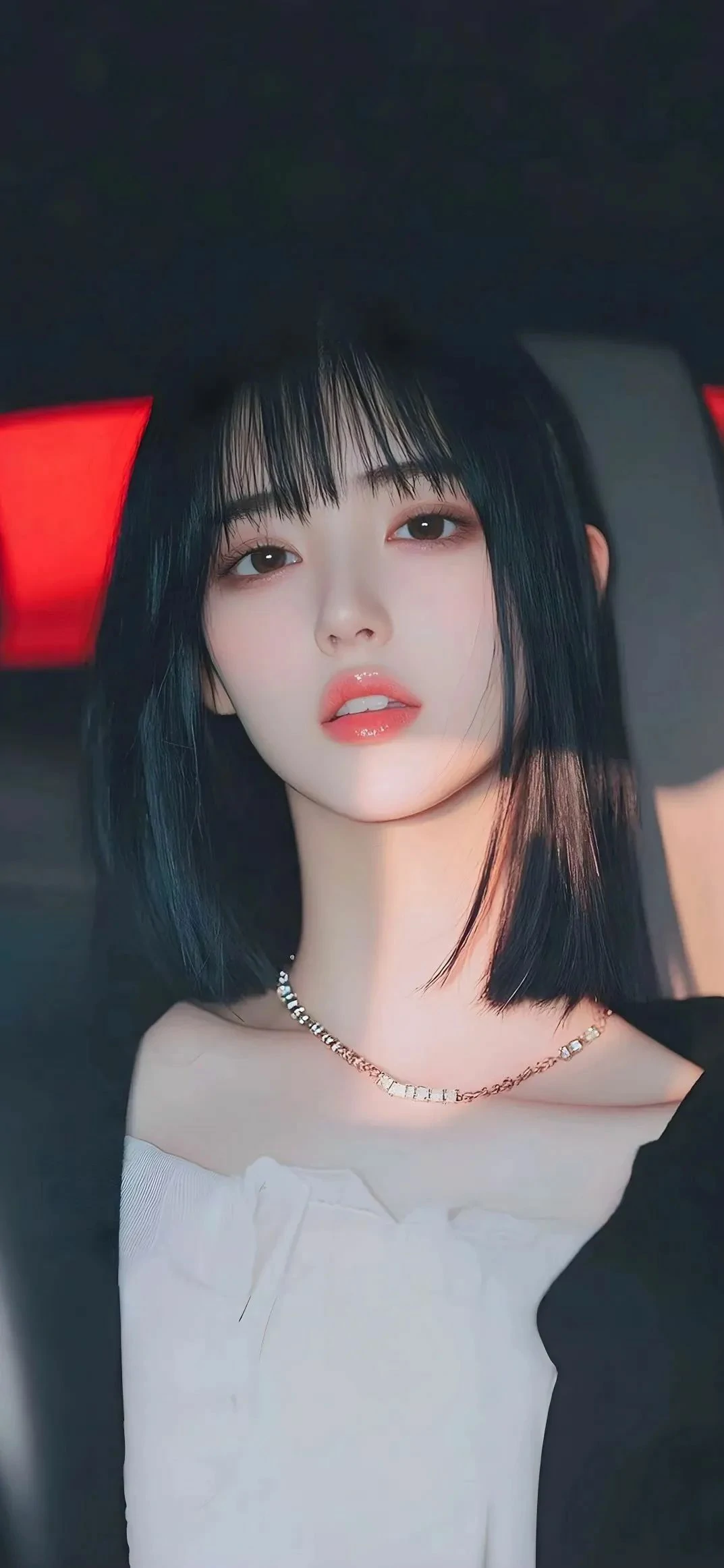 250527短发美女气质出众高冷美女头像手机壁纸