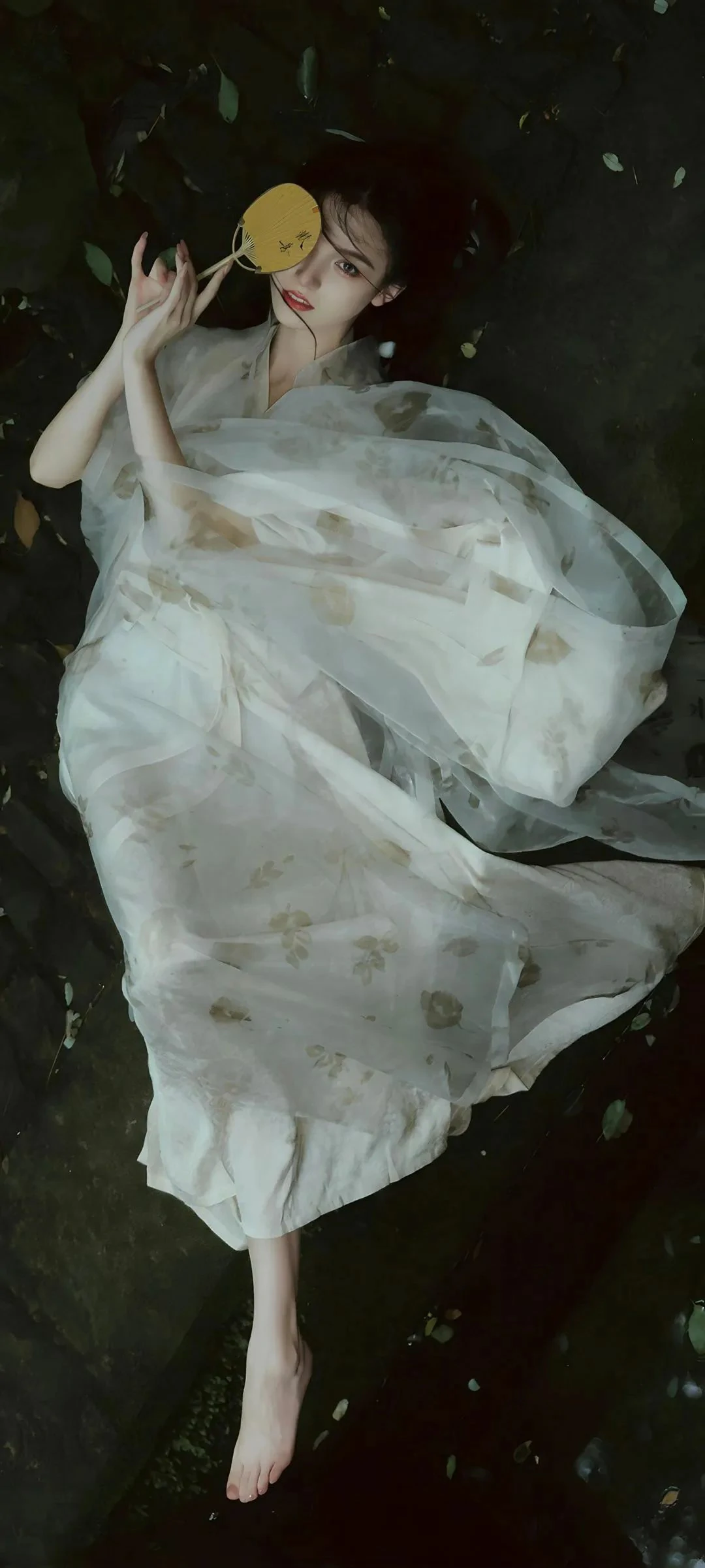 250527破碎感长裙美女扇子不露脸古风系美女手机壁纸